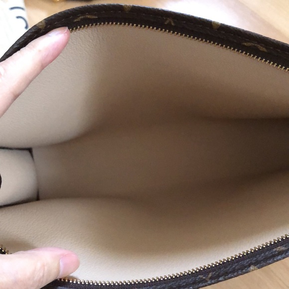 W/Receipt 🌸🌸 NEW 🌸🌸 Louis Vuitton T-26 with Crossbody Strap - Picture 9 of 15